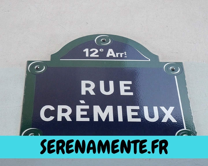 Découvrez vite la célèbre rue Crémieux en photo ! C'est LA rue insolite et instagramable de Paris située dans le 12e arrondissement !