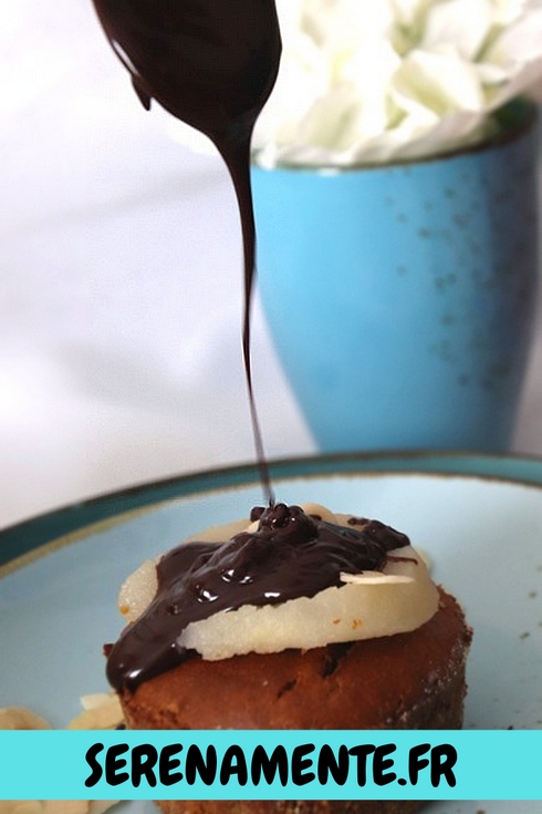Découvrez ma recette de muffins vegan healthy poire chocolat ! Une recette sans œufs ultra facile et gourmande !